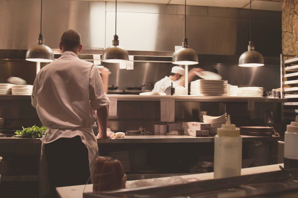 Une salle de restaurant pleine